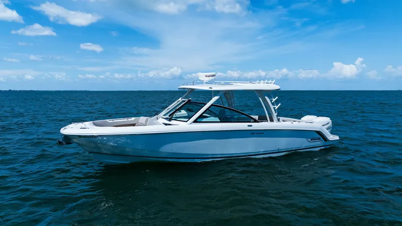 Slide: The Image of Boston Whaler 320 Vantage 2019 - 41