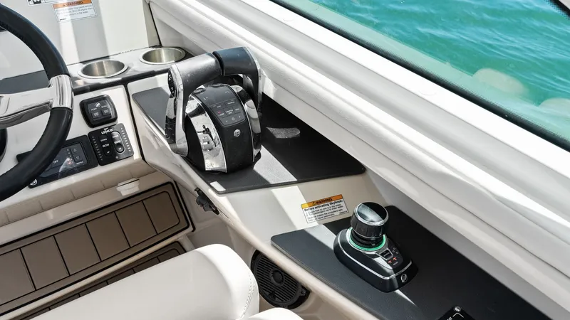 Slide: The Image of Boston Whaler 320 Vantage 2019 - 32