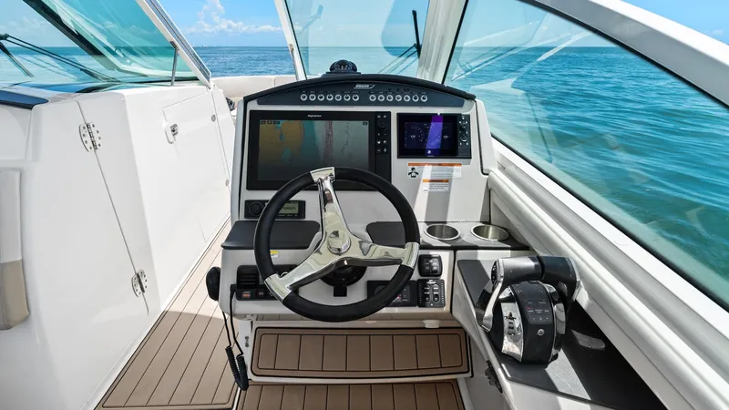Slide: The Image of Boston Whaler 320 Vantage 2019 - 1