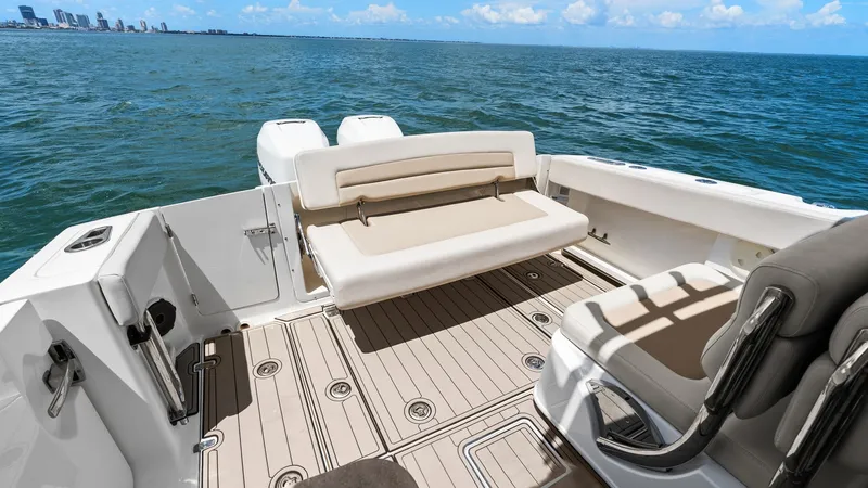 Slide: The Image of Boston Whaler 320 Vantage 2019 - 4