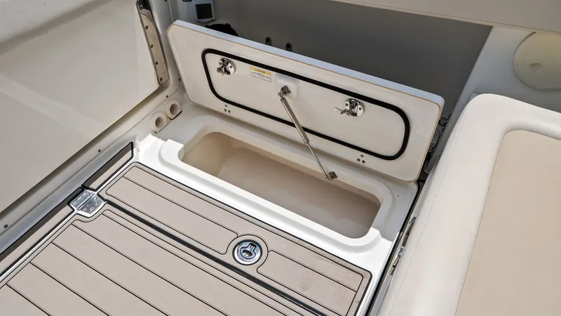 Slide: The Image of Boston Whaler 320 Vantage 2019 - 8