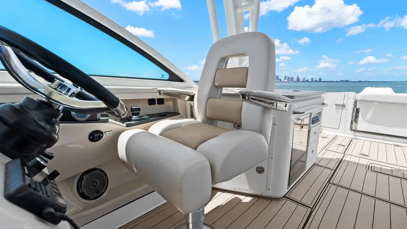 Slide: The Image of Boston Whaler 320 Vantage 2019 - 35