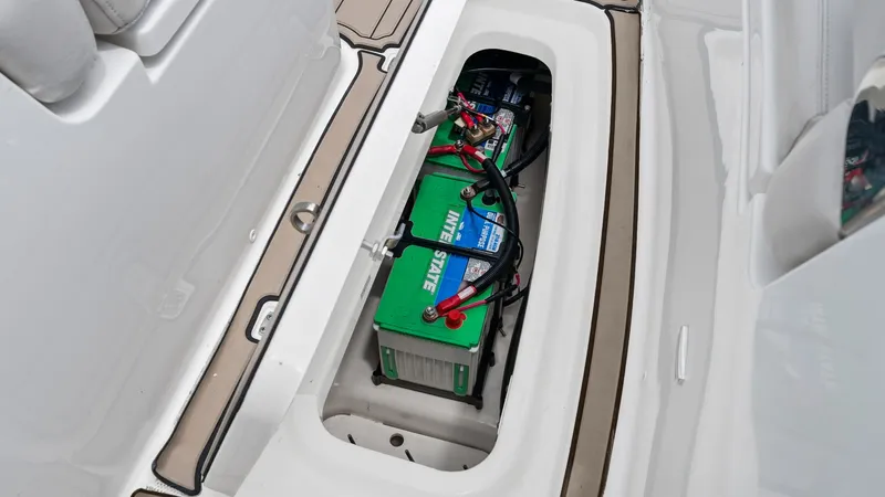 Slide: The Image of Boston Whaler 320 Vantage 2019 - 38