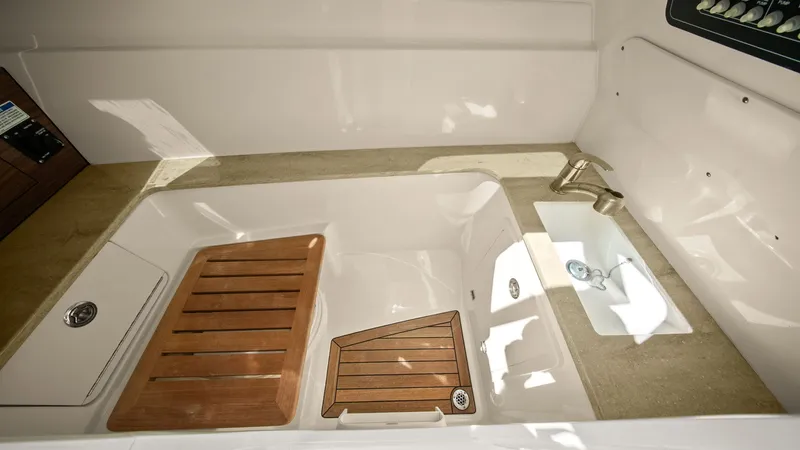 Slide: The Image of Boston Whaler 320 Vantage 2019 - 11