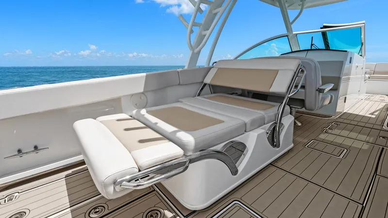 Slide: The Image of Boston Whaler 320 Vantage 2019 - 22