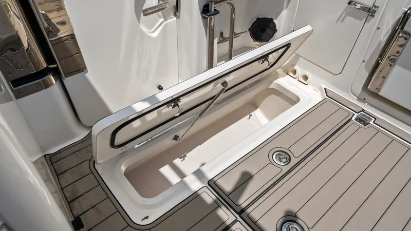 Slide: The Image of Boston Whaler 320 Vantage 2019 - 9