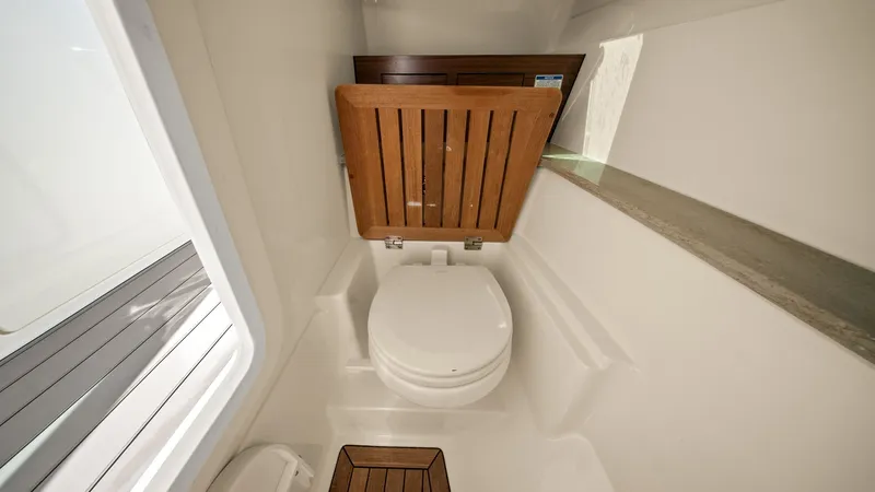 Slide: The Image of Boston Whaler 320 Vantage 2019 - 14
