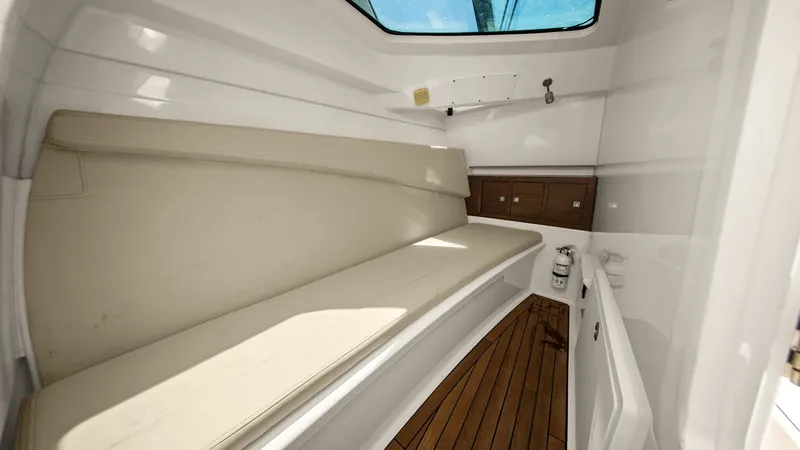Slide: The Image of Boston Whaler 320 Vantage 2019 - 10