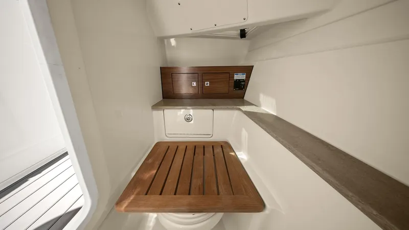 Slide: The Image of Boston Whaler 320 Vantage 2019 - 13
