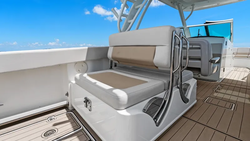 Slide: The Image of Boston Whaler 320 Vantage 2019 - 23