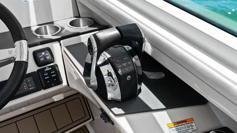 Slide: The Image of Boston Whaler 320 Vantage 2019 - 34