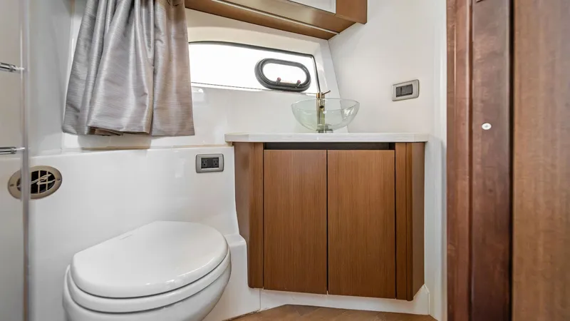 Slide: The Image of Sea Ray 400 fly 2018 - 28