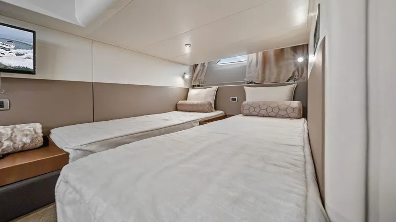 Slide: The Image of Sea Ray 400 fly 2018 - 32
