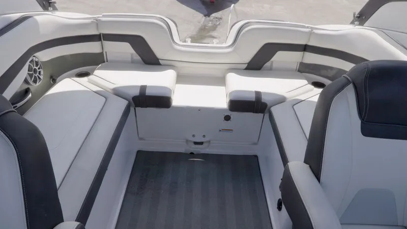 Slide: The Image of Yamaha 242 Limited S E-Series 2019 - 4