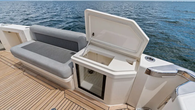 Slide: The Image of Riviera 57 Enclosed Bridge 2021 - 7