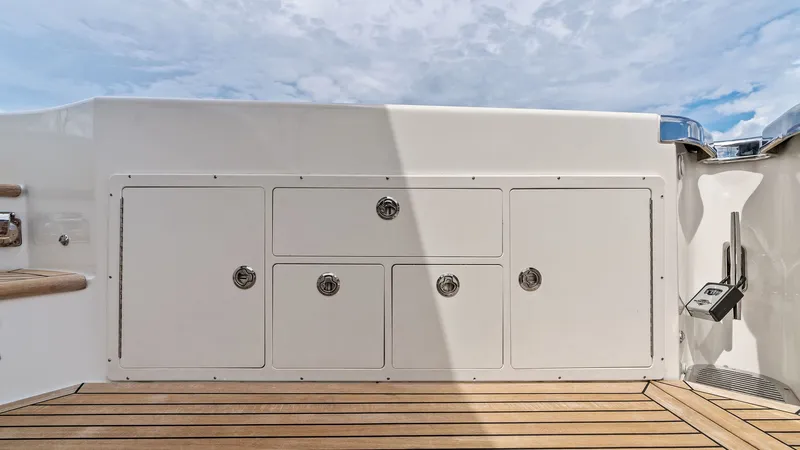 Slide: The Image of Riviera 57 Enclosed Bridge 2021 - 10