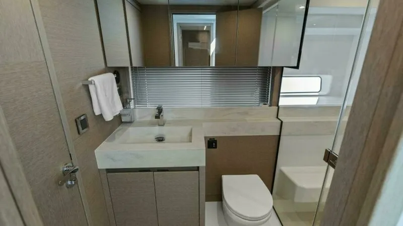 Slide: The Image of Prestige 590 Flybridge 2022 - 35