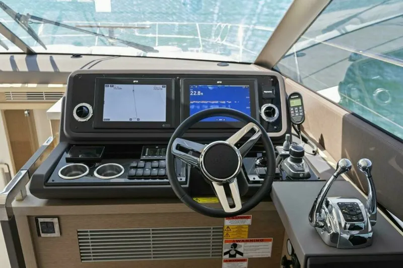 Slide: The Image of Prestige 590 Flybridge 2022 - 19