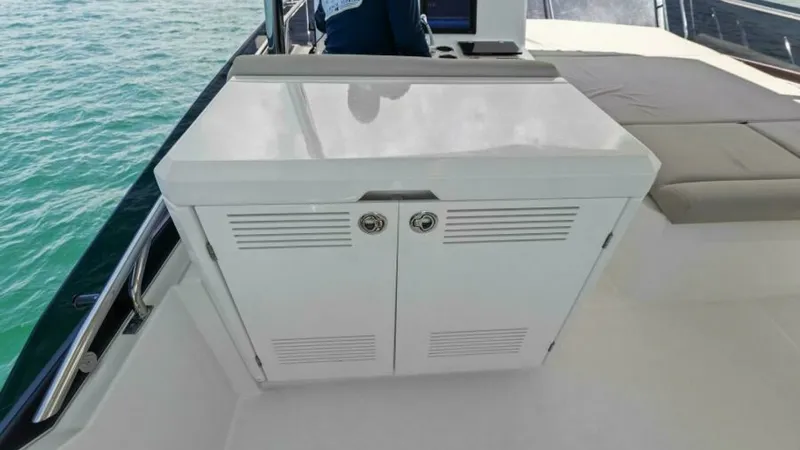 Slide: The Image of Prestige 590 Flybridge 2022 - 50