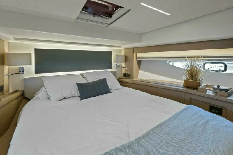 Slide: The Image of Prestige 590 Flybridge 2022 - 31
