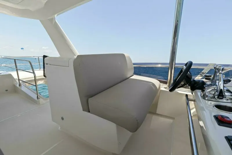 Slide: The Image of Prestige 590 Flybridge 2022 - 44