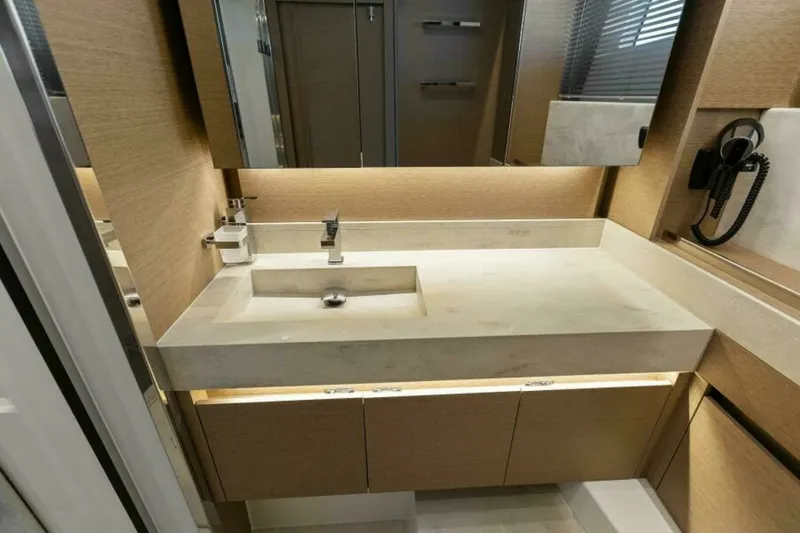 Slide: The Image of Prestige 590 Flybridge 2022 - 27