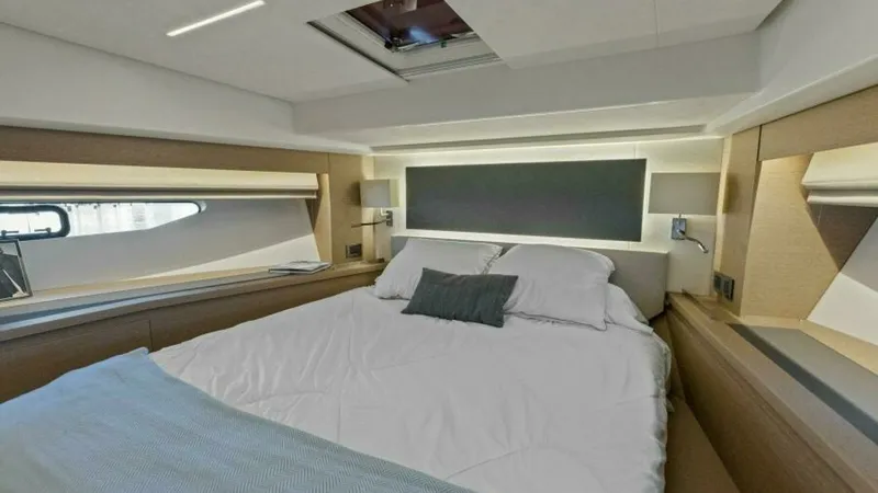 Slide: The Image of Prestige 590 Flybridge 2022 - 32