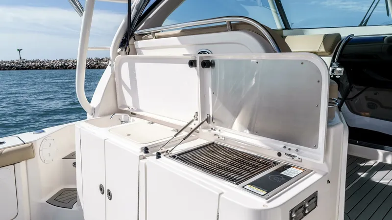 Slide: The Image of Pursuit 385 Offshore 2018 - 15