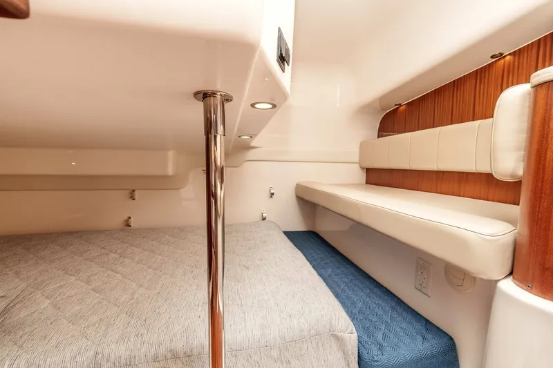 Slide: The Image of Pursuit 385 Offshore 2018 - 13