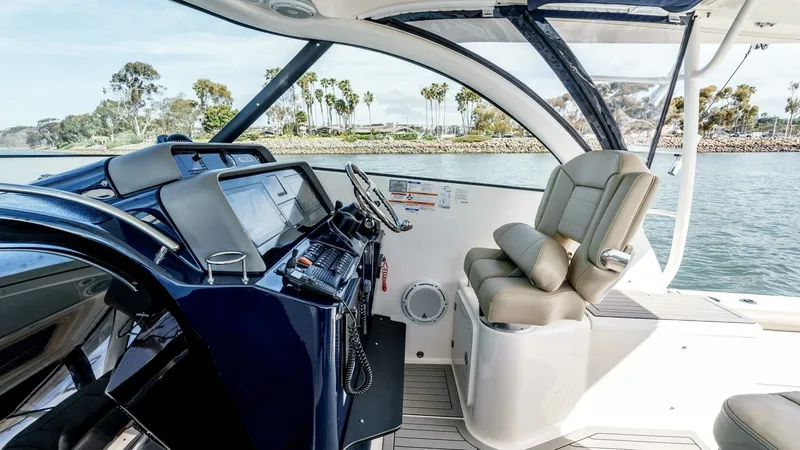 Slide: The Image of Pursuit 385 Offshore 2018 - 21