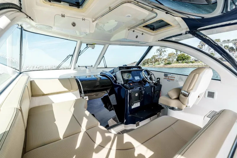 Slide: The Image of Pursuit 385 Offshore 2018 - 23