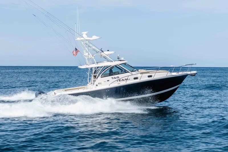The Image of Pursuit 385 Offshore 2018 - 0