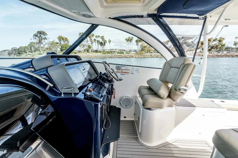 Slide: The Image of Pursuit 385 Offshore 2018 - 8