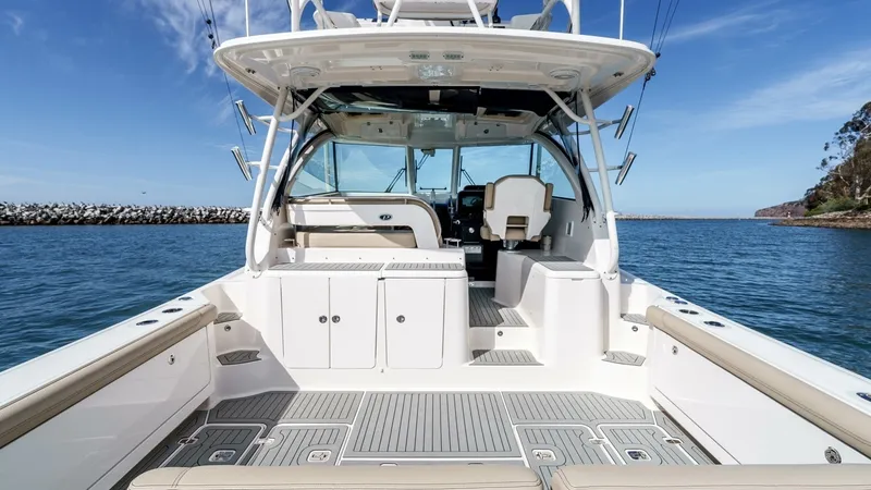 Slide: The Image of Pursuit 385 Offshore 2018 - 18