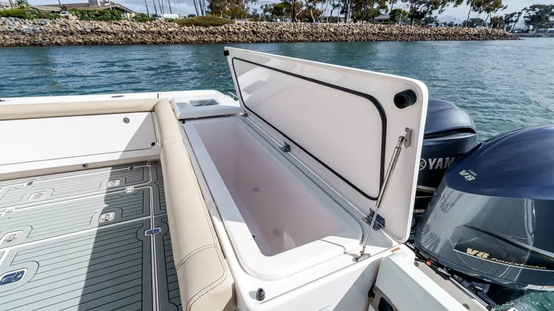 Slide: The Image of Pursuit 385 Offshore 2018 - 14