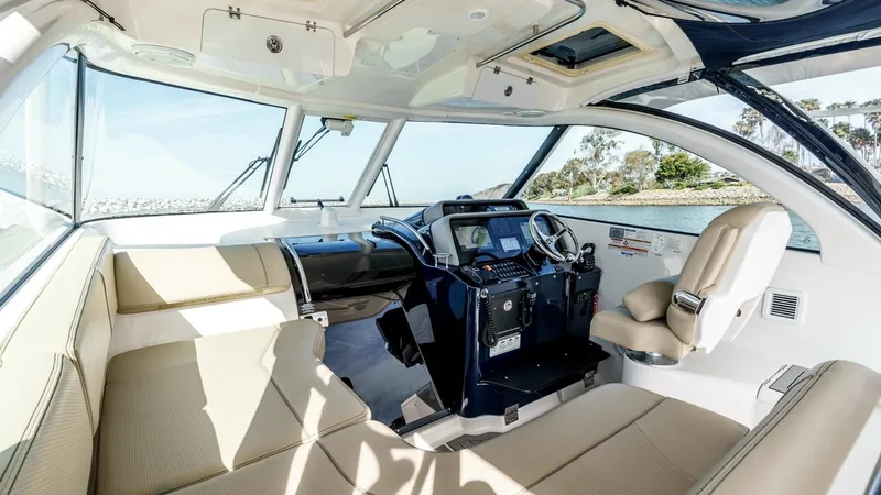 Slide: The Image of Pursuit 385 Offshore 2018 - 20