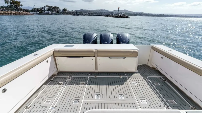 Slide: The Image of Pursuit 385 Offshore 2018 - 13