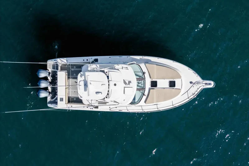 Slide: The Image of Pursuit 385 Offshore 2018 - 32