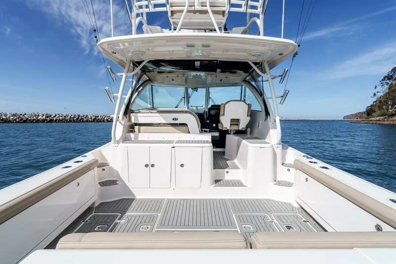 Slide: The Image of Pursuit 385 Offshore 2018 - 21
