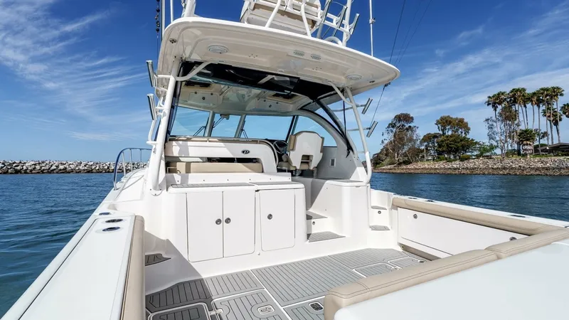 Slide: The Image of Pursuit 385 Offshore 2018 - 17