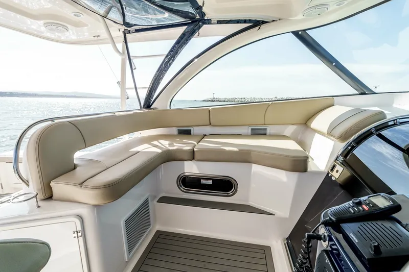 Slide: The Image of Pursuit 385 Offshore 2018 - 22