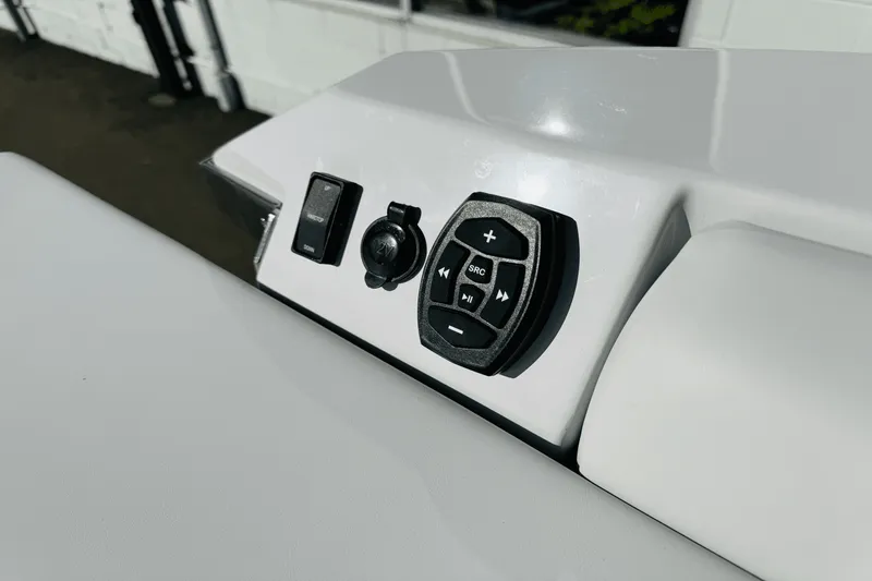 Slide: The Image of Aviara AV28 Surf 2024 - 15