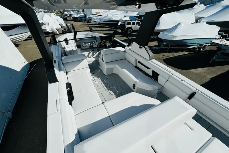 Slide: The Image of Aviara AV28 Surf 2024 - 17