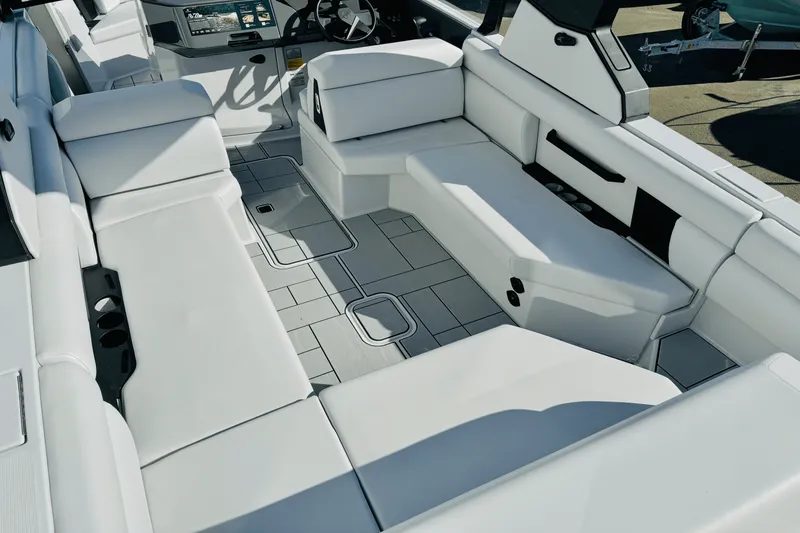 Slide: The Image of Aviara AV28 Surf 2024 - 18