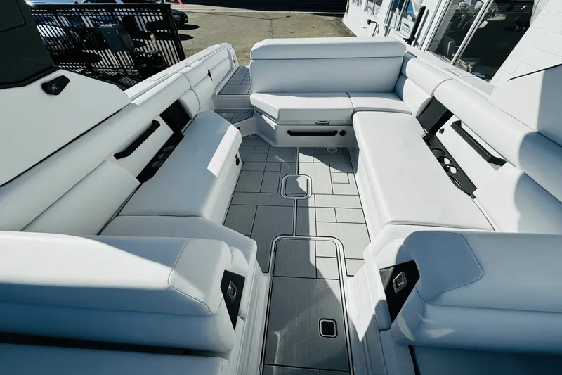 Slide: The Image of Aviara AV28 Surf 2024 - 19