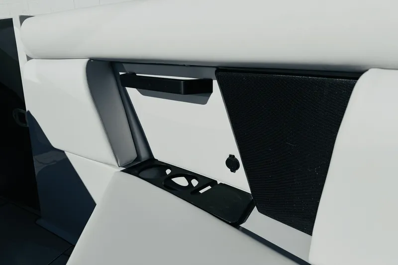 Slide: The Image of Aviara AV28 Surf 2024 - 20