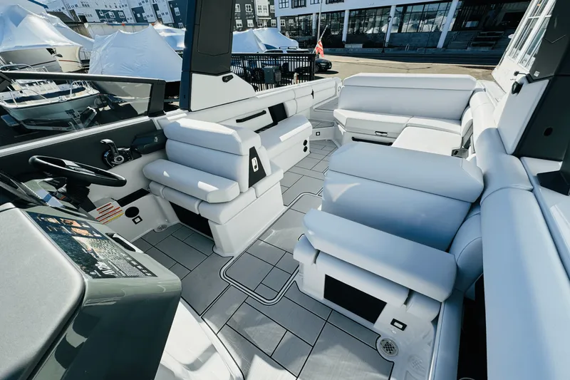 Slide: The Image of Aviara AV28 Surf 2024 - 22