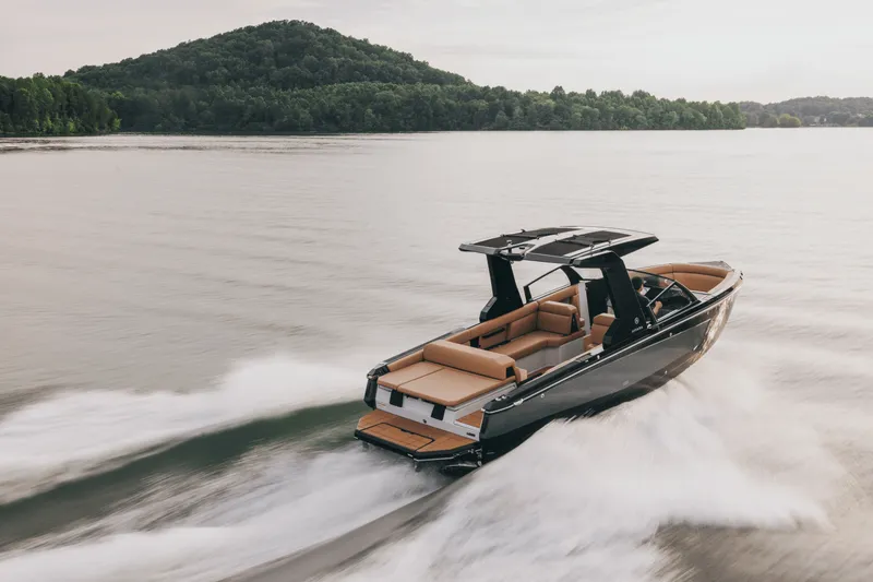 Slide: The Image of Aviara AV28 Surf 2024 - 37