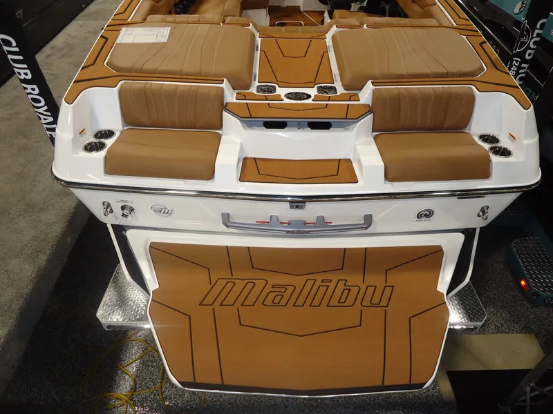 Slide: The Image of Malibu Boats 22 LSV 2026 - 13