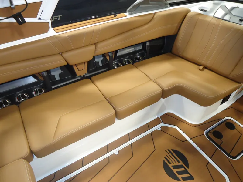 Slide: The Image of Malibu Boats 22 LSV 2026 - 4